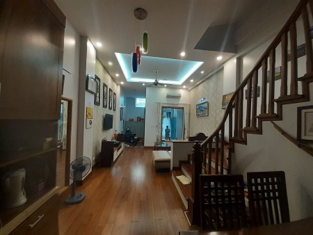 Ngọc Thụy, lô góc, 3 thoáng, nhà mới, kính koong, hàng xóm đại gia, giá 3.95 tỷ.
