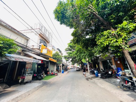 Hàng Ngộp. Bán Nhà 2 Mặt tiền có Kiot và Phòng cho thuê- Ngay Chợ Việt Lập- Gần Phạm Văn Đồng