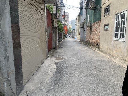Bán đất Giang Biên, vị trí đẹp gần trường học, chợ dân sinh. Mặt tiền 5mx 11,5 nhỉnh 5 tỉ