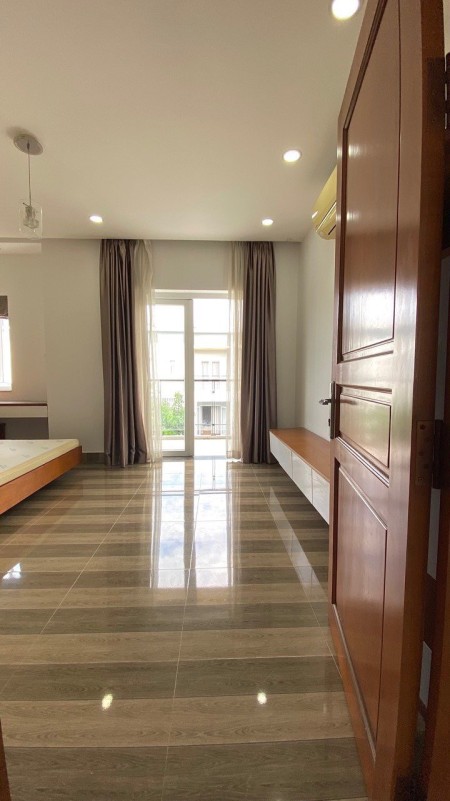 Share phòng ban công trong nhà nguyên căn, giá 4tr5/tháng, cho nữ thuê, ngay vòng xoay Phú Hữu