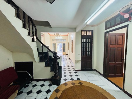 Cho thuê nhà nguyên căn 1 trệt, 1 lầu, 3 phòng ngủ, sẵn nội thất cơ bản. Thoáng mát, sạch đẹp