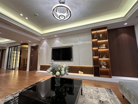 (Gấp) Bán căn hộ 192m2, thiết kế 3 phòng ngủ + 1 phòng đa năng. Ban công Tây Bắc. View city đẹp