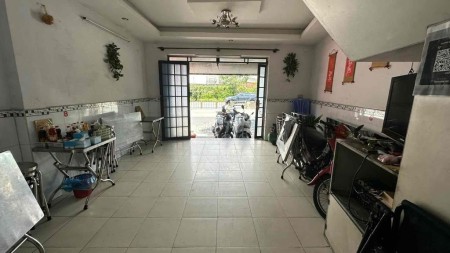 Nhà mặt tiền Phạm Văn Đồng ở + Buôn bán kinh doanh. có 1 phòng ngủ, 2 vệ sinh