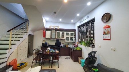 Cho thuê nhà riêng 3,5 tầng, 170m2, 3 phòng ngủ, full đồ xịn, giá chỉ 12,5 tr/tháng