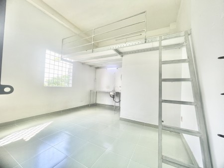 Phòng trọ rộng và đẹp 30m2 ngay Aeon Tân Phú: Có gác lửng, kệ bếp, giờ giấc tự do.
