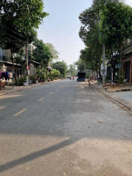 Bán nhà trọ Bình Dương, MT đường Huỳnh Thị Tươi, DT 122m2, vỉa hè cây xanh, giá chỉ 3.15 tỷ