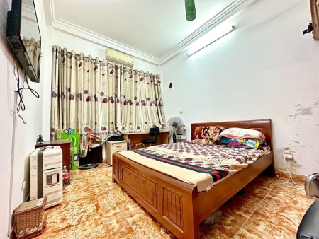 Nhà Hào Nam, Cần bán gấp, 33m2 7.2 ty, thang may, ô tô đỗ cổng.