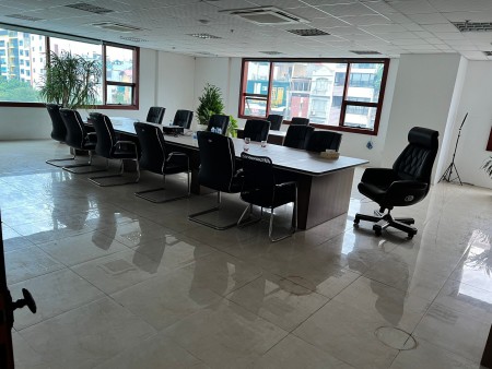 Cho thuê mặt bằng Đường Láng. DT 900m2, mặt tiền rộng làm showroom, ngân hàng, nhà hàng giá 25$/m2