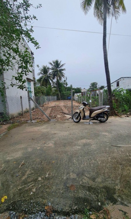 Cần bán lô đất đẹp ngay khu phố Hòa Long!