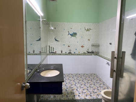 Nhà + kho diện tích 250m2, mới sơn sửa, hẻm oto, 3 phòng ngủ rất rộng rãi