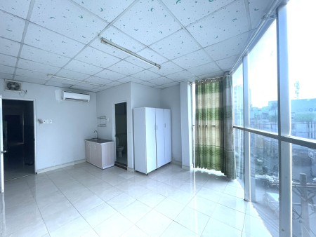 Phòng trọ có nội thất đầy đủ có cửa kính ánh sáng full phòng