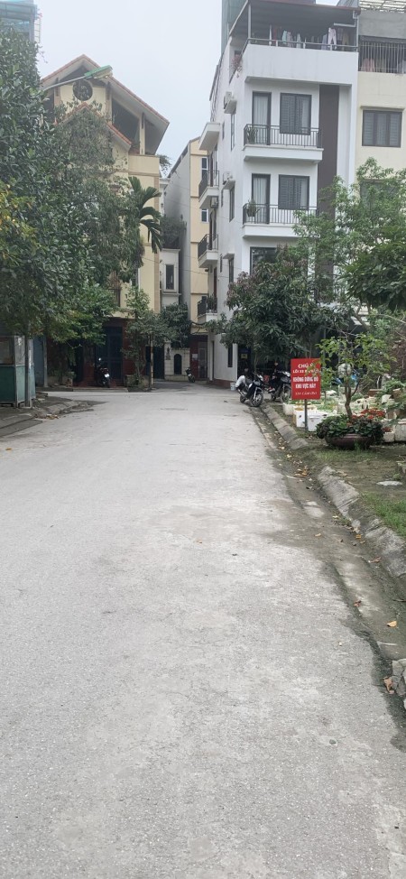 Ô tô, gần phố, sát cạnh sân vui chơi