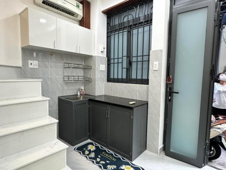 Chính chủ cần bán ngay nhà 3 tầng - Huỳnh Văn Bánh, Phú Nhuận, nhỉnh 2 tỷ