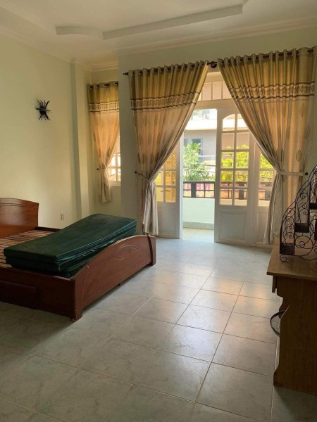 Biệt thự 150m2, 3pn sân rộng, sẵn máy lạnh. Mặt tiền khu dân cư yên tĩnh