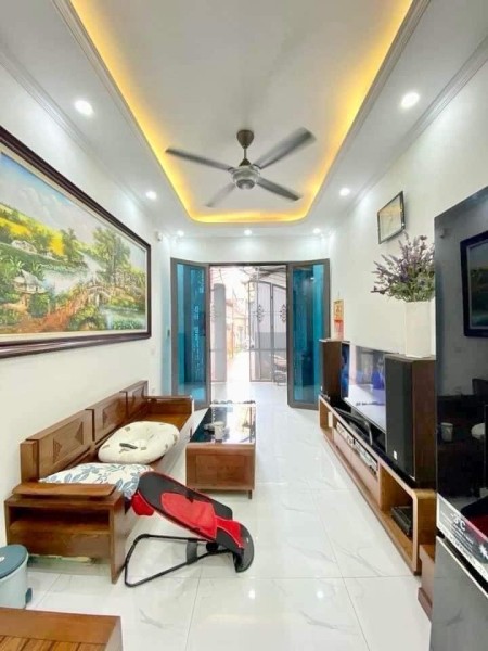 Nhà đẹp đường Láng, ngõ 3 gác, 60m ra phố, nhà mới, full nội thất, giá 4.x tỷ