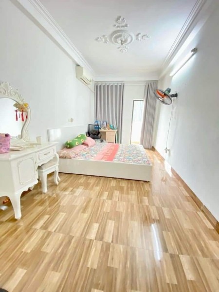 Bán nhà phố Hào Nam, Đống Đa, diện tích 50m2, 4 tầng, mặt tiền 6m, giá hơn 8 tỷ.