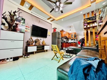 Phố Hoàng Cầu diện tích 48m2, mặt tiền 5m, giá 10 tỷ, kinh doanh sẫm uất