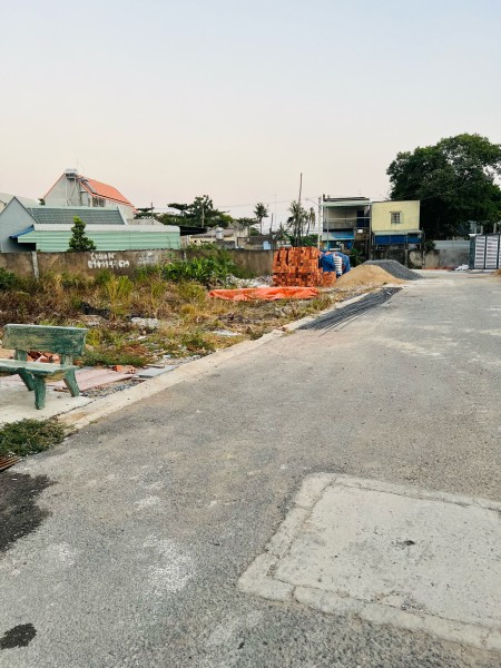 Kẹt tiền Cần Bán Gấp lô đất (như hình) nằm ngay KDC ấp 5 Phong Phú Bình Chánh. SHR thổ cư 100%