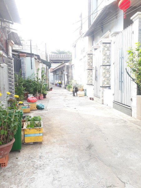 Chủ cần bán nhà gần cầu Tham Lương TTN 20 Quận 12. Giá 6.5 tỷ có bớt cho ai có thiện chí mua nhanh.