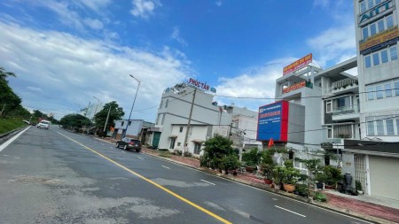 Cho thuê tòa nhà làm văn phòng mặt tiền đường Xa Lộ Hà Nội Quận Thủ Đức