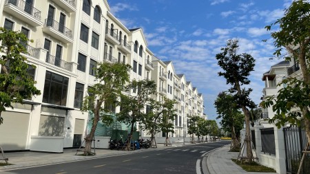 Nhà phố Vinhomes Quận 9 cho thuê trệt, lầu 1, giá 17 triệu, đã hoàn thiện trục đường chính đẹp