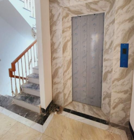 Diện tích nhà 56m2, thiết kế 7 tầng với 12 phòng, có tháng máy.