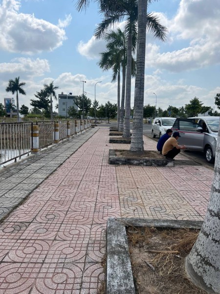 Chủ bị ngợp đất cần bán gấp lô 100m2 tại đô thị Trung tâm Thủ Thừa ( Long An ).
