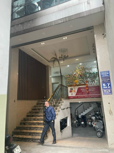Cho thuê văn phòng toà nhà 8 tầng. DT: 120m2/ 1 sàn. Tại số 5, ngõ 92, Láng Hạ, Đống Đa, Hà Nội