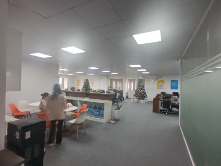 Cho thuê sàn 240m2 làm VP. Nguyễn Lương Bằng. Sàn đẹp điện giá rẻ, sân đỗ oto. Cắt lẻ từ 100m2