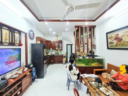 Chú Hưng cán bộ nghỉ hưu gửi bán nhà Trần Quý Kiên, Cầu Giấy để về ở cùng con cháu.