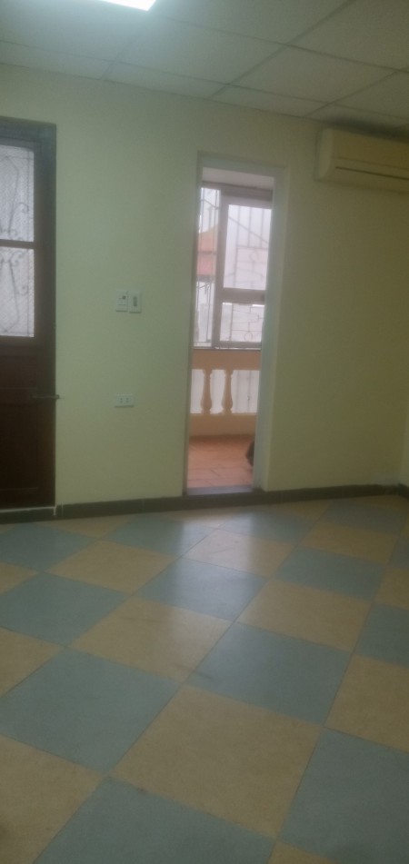 Cho thuê căn hộ tập thể chính chủ số nhà 10C ngõ 186 phố Ngọc Hà.