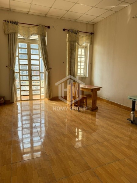 Nhà mặt tiền, 80m2 3pn 3wc, mới đẹp. Sẵn nội thất