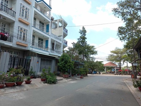 Chủ bán đất 2 mặt tiền Thị trấn, ai nhanh tay thì bán, chậm mất lượt