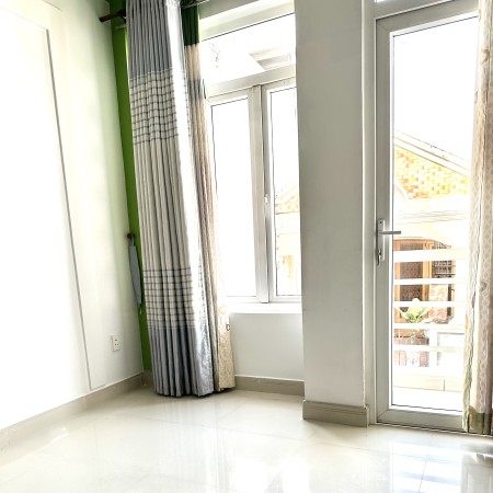 Chính chủ, phòng ban công rộng rãi thoáng mát gần ĐH Kinh Tế, Y Dược