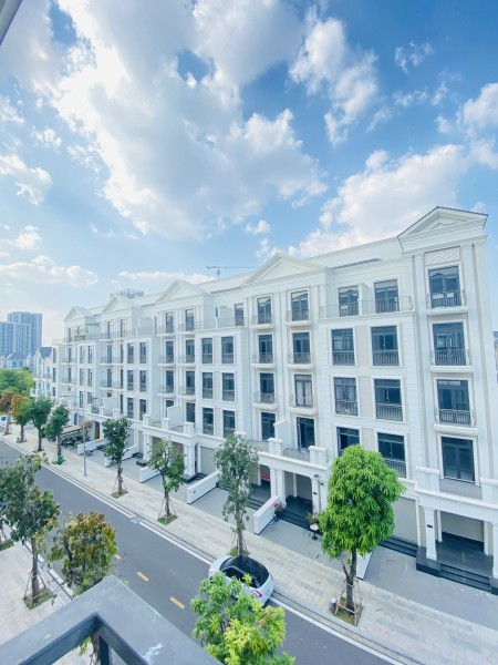 Bán nhà phố 108m2 hoàn thiện chỉ 16,9 tỷ tại Vinhomes Grand Park. LH: 0374.353.133 Ms Trang