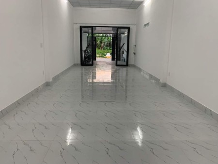 Nhà sát QL13, 4,5X25, sân đậu oto 7 chỗ, phòng khách siêu rộng, làm văn phòng, dạy học