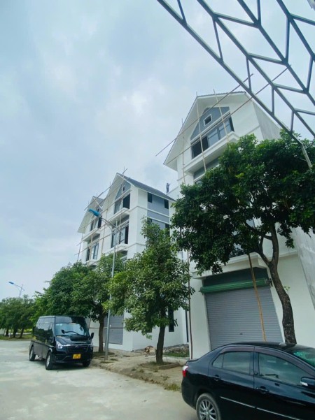 Bán căn shophouse 4 tầng kinh doanh sầm uất - Giá 2,6 tỷ - Sổ đỏ lâu dài - Sát chợ Hưng Hóa