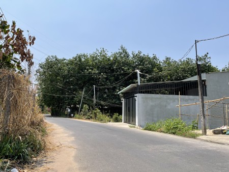 chuyển công tác cần bán gấp nhà mới xây gần chợ Bến Cát