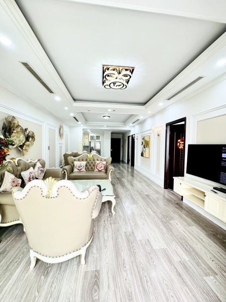 Bán nhanh căn 2 ngủ 113m2 R5 tầng trung ban công đông nam Royal City