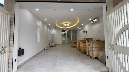 Cho thuê nhà phố Nguyễn Văn Lộc - Mỗ Lao - Hà Đông. 90m2 x 4 tầng 1 hầm, MT: 5m. Ô tô đỗ cửa...
