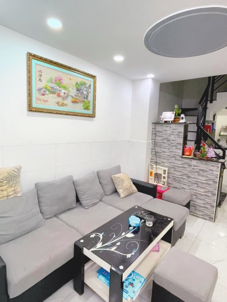 Cần tiền bán gấp nhà cạnh sân bay Trường Sơn, Phường 2, Quận Tân Bình. Giá 3 tỷ TL, hẻm 1 sẹc SHR