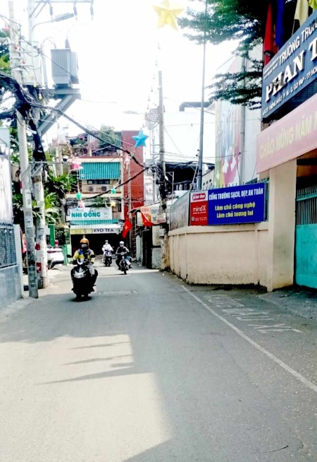 Nhà mới 2 tầng 32m² 4x8 gần công viên Làng Hoa, hoàn công đầy đủ
