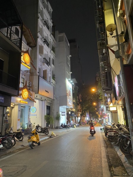 Bán nhà Vị trí siêu đẹp có 102 Mặt phố Bùi Thị Xuân- Kinh doanh, buôn bán đều ok.