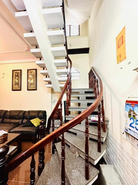 Bán nhà 3 tầng, lô góc, sân để xe hơi, hẻm xe tải. Chỉ 12,7 tỷ.