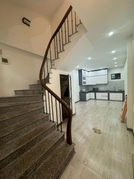 Nhà 3 tầng, diện tích 40m2, ngõ rộng thoáng.