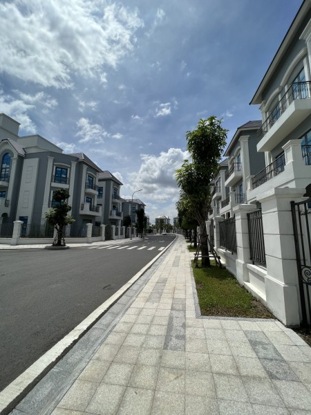 HOT Bán biệt thự 200m2 Vinhomes Grand Park Quận 9 chỉ 22,x tỷ BTP