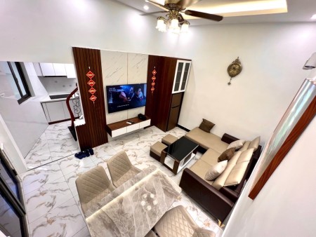 Nhỉnh 4 tỷ - 33m2, ra phố ô tô 30m - TT Văn Miếu - Lô góc - Ngõ thông