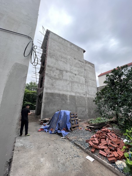 Nhà siêu đẹp xây độc lập tại Đông La ngay khu đấu giá.(4T*4Pn*40m2) Ôtô cách 15m. Giá chỉ hơn 2 tỷ.