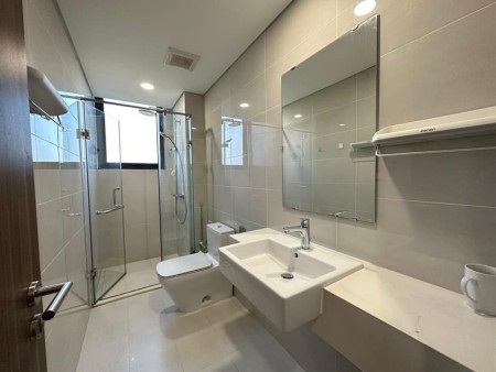 Cho thuê căn góc chung cư 590 CMT8, Phường 11, Quận 3: 85 m2, 2p ngủ, nhà trống. 12tr/tháng