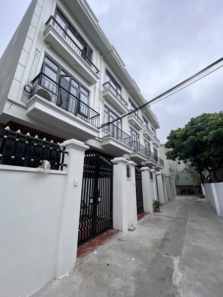 Còn duy nhất căn 3 tầng, 40m2 - 4PN, Ôtô tới cửa, giá chỉ 2.4 tỷ cách BX Yên Nghĩa 5km.